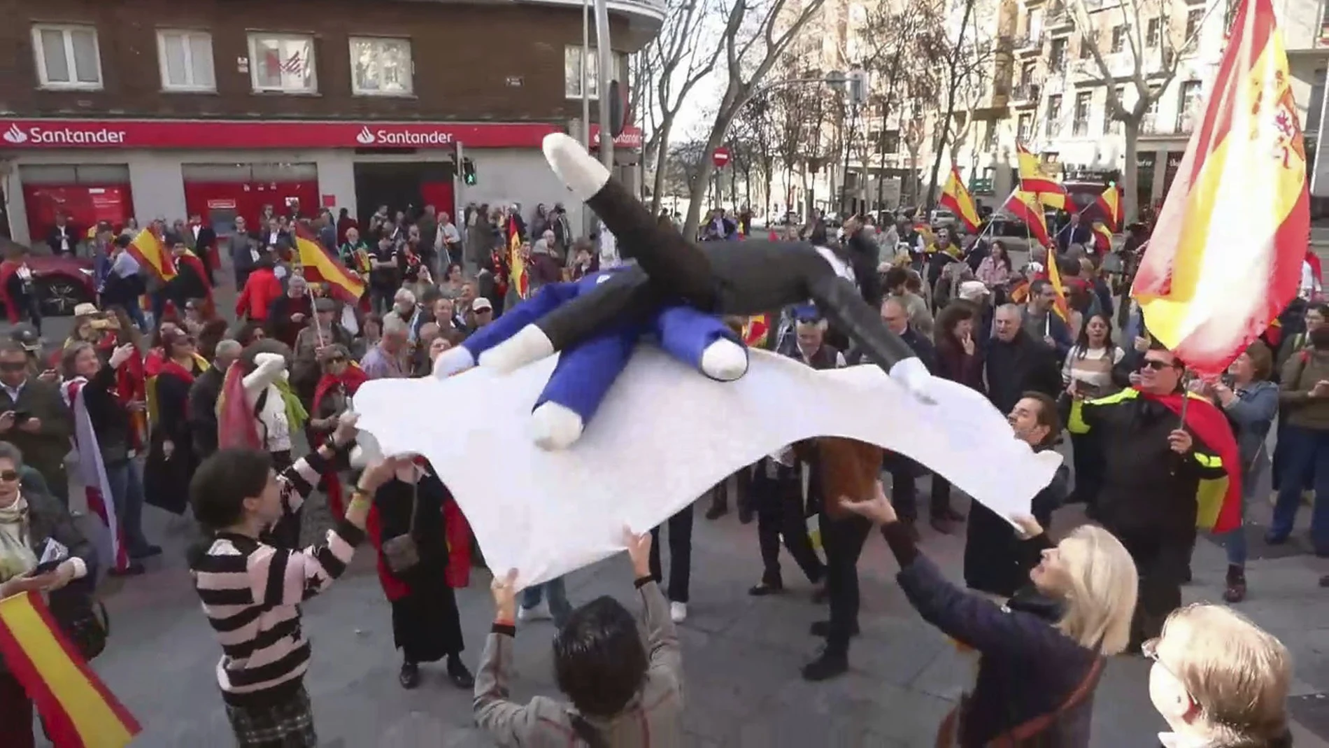 Decenas de personas se han concentrado este domingo en la calle Ferraz, al término de la manifestación contra la ley de amnistía que ha tenido lugar en Madrid, y han manteado a dos muñecos de tela que simulaban ser el presidente del Gobierno, Pedro Sánchez, y el expresident catalán Carles Puigdemont.
