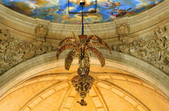  Un niño baja cantando desde lo alto de la cúpula de la Basílica de Santa María en la "Bajada del Angel", durante el tercer ensayo general del Misterio de Elche.. 