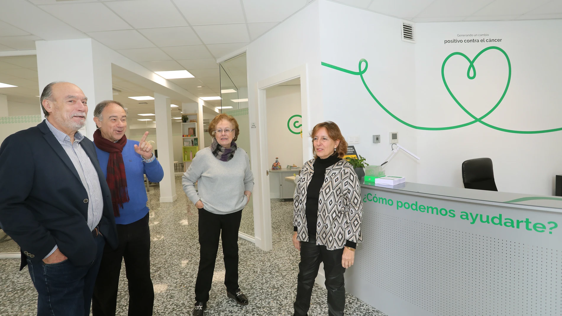 Nueva sede de la AECC de Palencia. En la imagen, (I a D) Paco Ramos, Miguel Ángel Castro, Pilar Cuesta, miembros de la Junta Provincial, junto a la presidenta, Rosa María Andrés