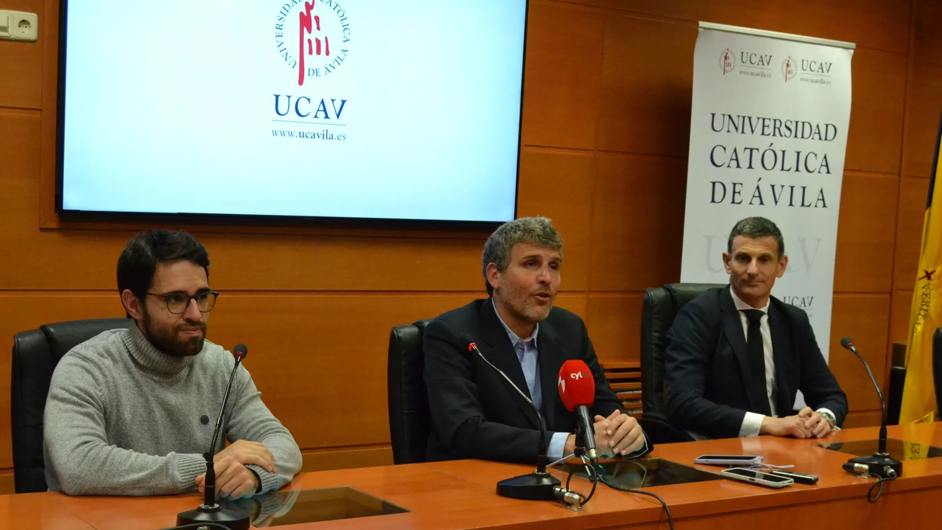 El director de la Escuela de Negocios de la Ucav, Ricardo Reier presenta el webinar junto a David García y Julio Delgado