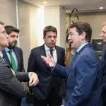 Mañueco conversa con Feijóo, López Miras, Mazón y Rueda antes del desayuno informativo en La Razón