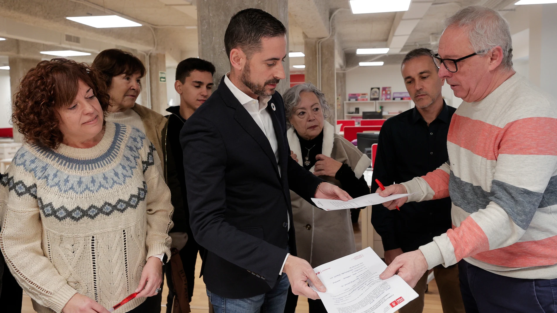 Bielsa entrega la documentación que lo acredita como aspirante a las primarias, en la sede valenciana del PSPV