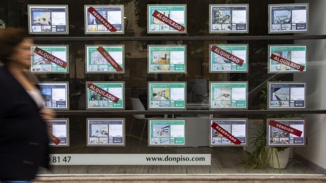 Carteles de alquiler de viviendas en una inmobiliaria. 