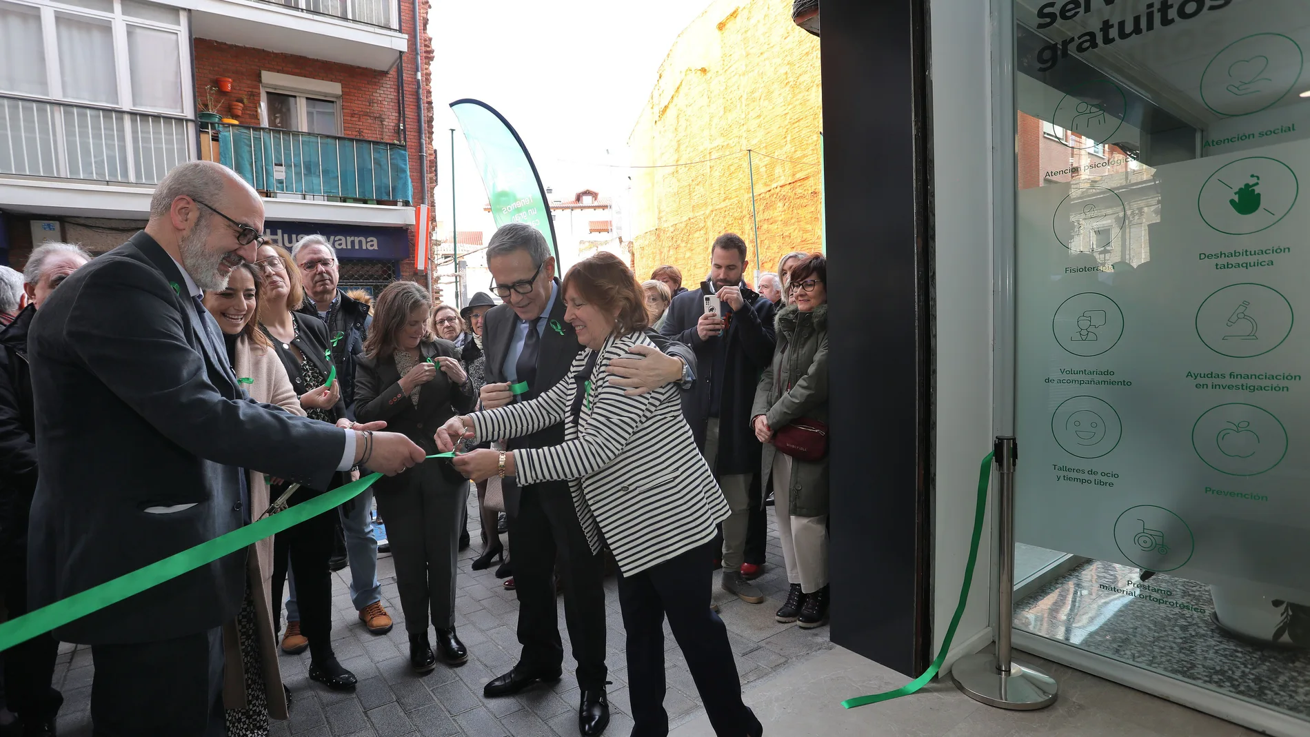 Ramón Reyes y Rosa María Andrés inauguran la nueva sede de la AECC en Palencia