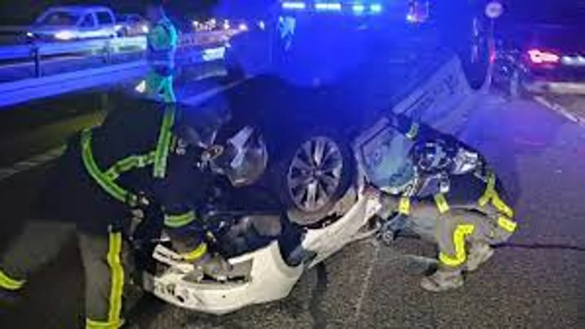 Un camión pierde un neumático y provoca el vuelco de un turismo en Navalcarnero
