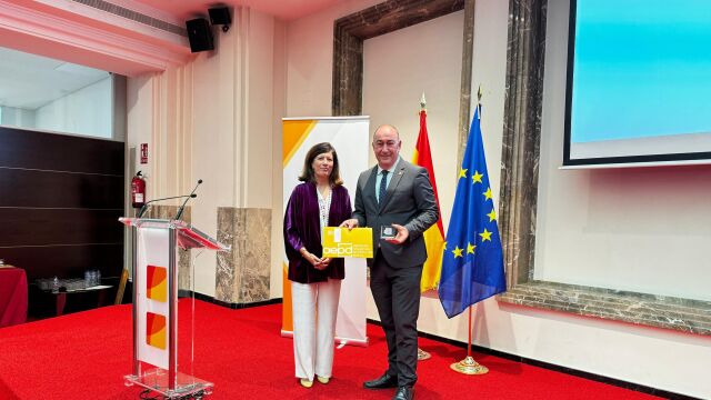 El presidente de la Diputación de Segovia, Miguel Ángel de Vicente, recibe el premio de manos de la directora de la Agencia Nacional de Protección de Datos, Mar España