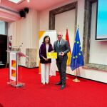 El presidente de la Diputación de Segovia, Miguel Ángel de Vicente, recibe el premio de manos de la directora de la Agencia Nacional de Protección de Datos, Mar España