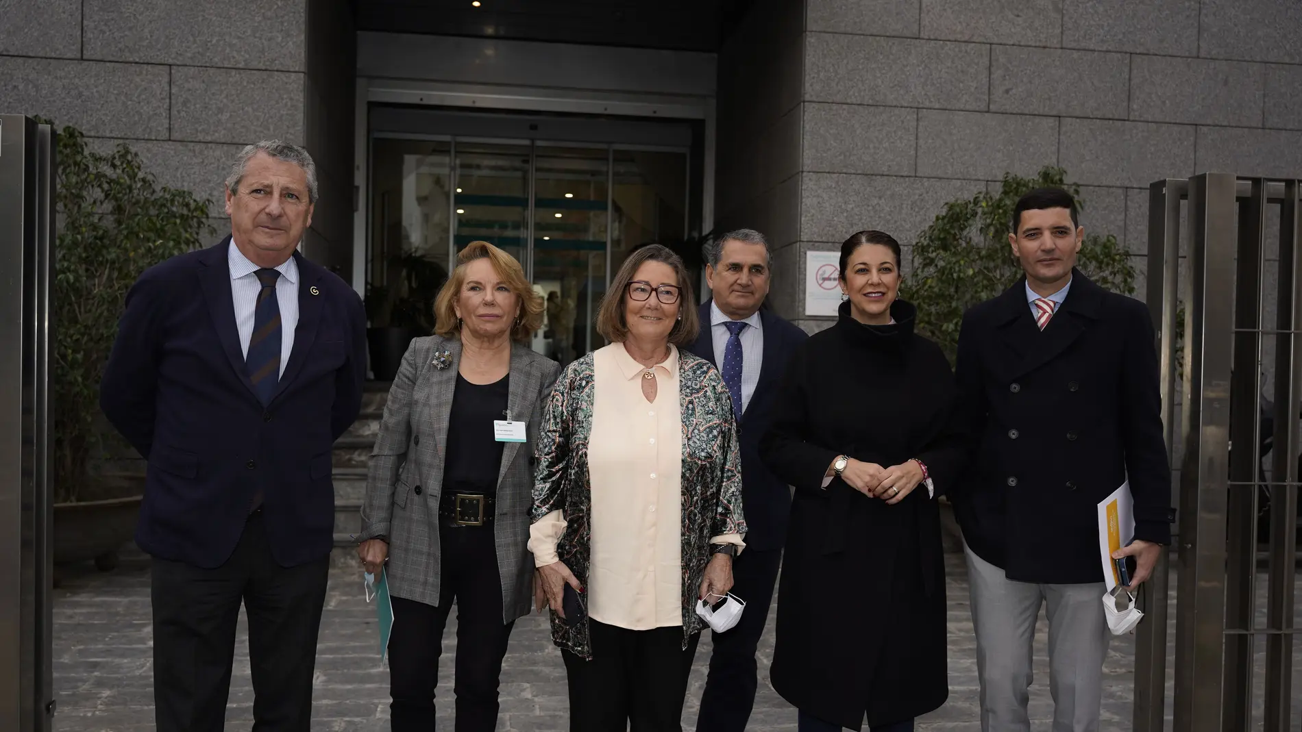 Foto de familia en la inauguración del nuevo hospital oncológico de Quirónsalud en Sevilla