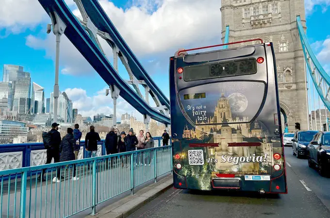 La imagen de Segovia llega a Londres con un anuncio en uno de sus autobuses turísticos