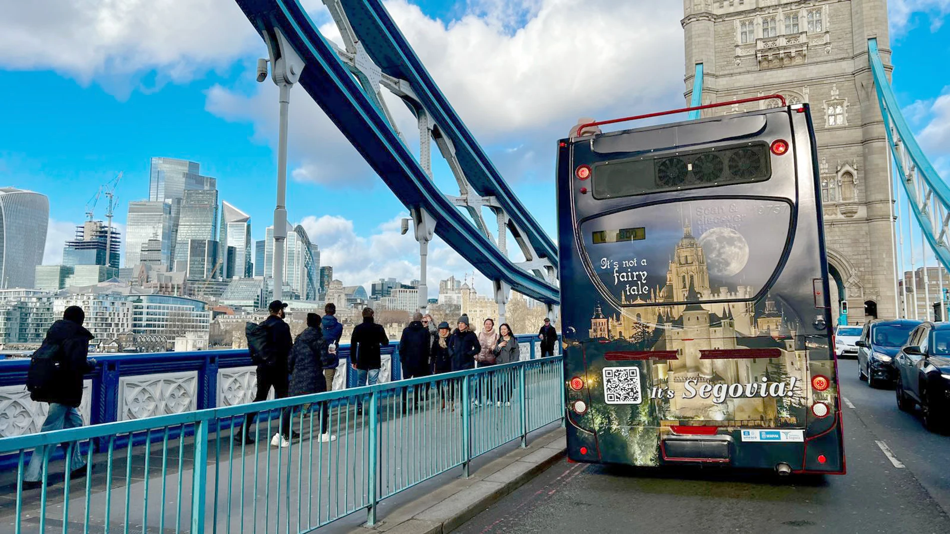 Imagen de Segovia en Londres con un anuncio en uno de sus autobuses turísticos