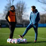 Borja Iglesias habla con Xabi Alonso en el campo de entrenamiento del Bayer