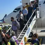 Los pasajeros desembarcando en el aeropuerto de Ciudad de México 