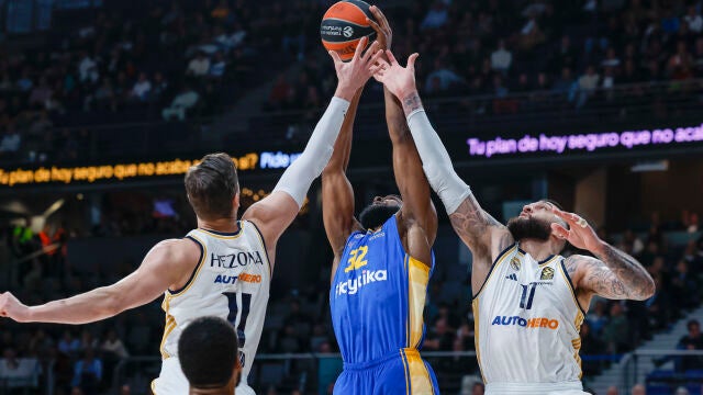 Hezonja y Poirier tratan de atrapar un rebote ante Nebo