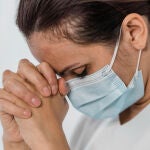 Enfermera rezando