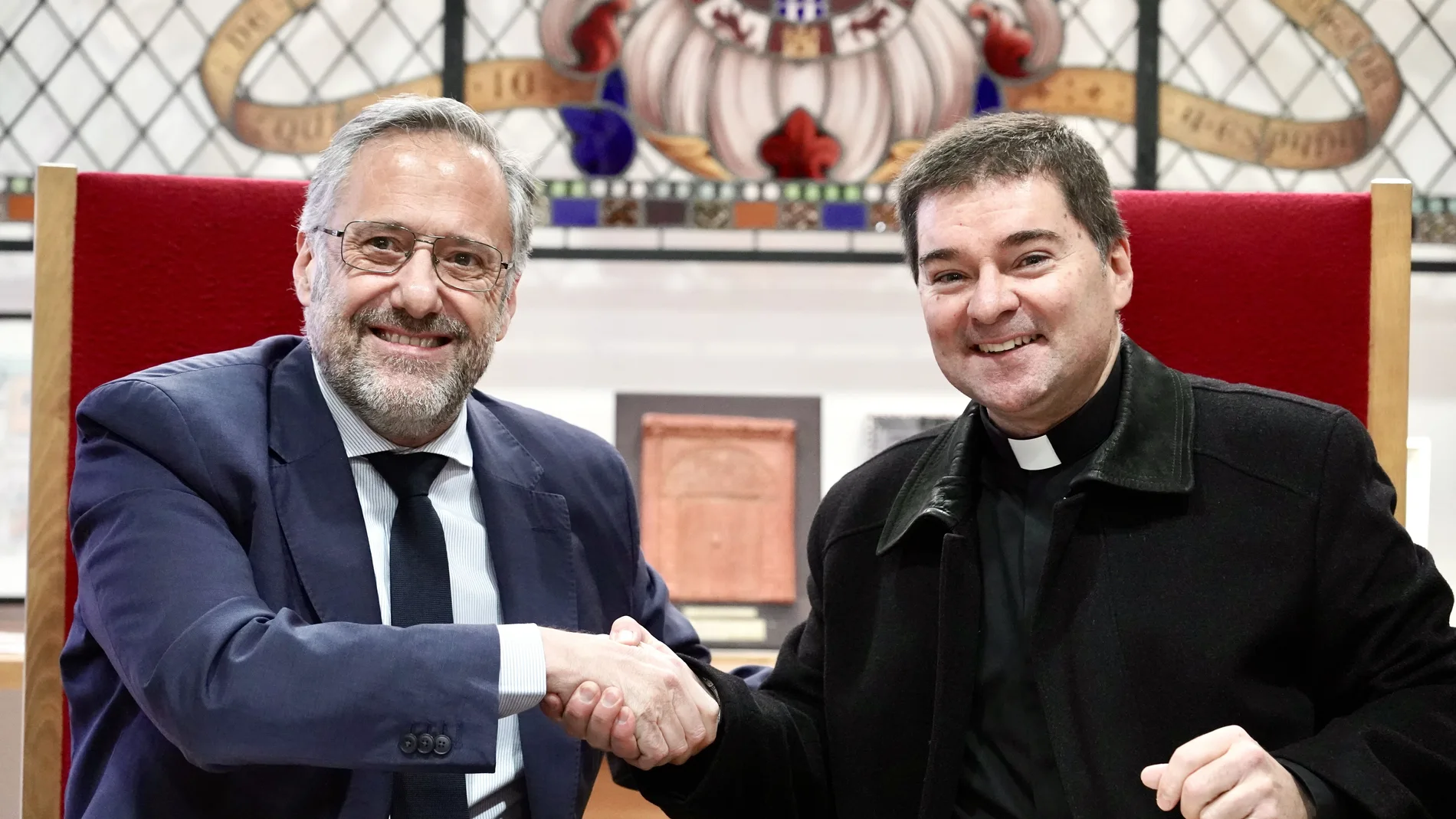 El presidente de las Cortes de Castilla y León, Carlos Pollán, el abad de la Basílica de San Isidoro, Luis García, firman un convenio de colaboración entre ambas entidades