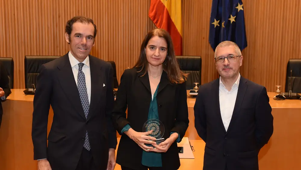 Consuelo Álvarez, responsable de Regulación de Iberdrola Energía Sostenible España, recoge el Sello de Excelencia en Sostenibilidad