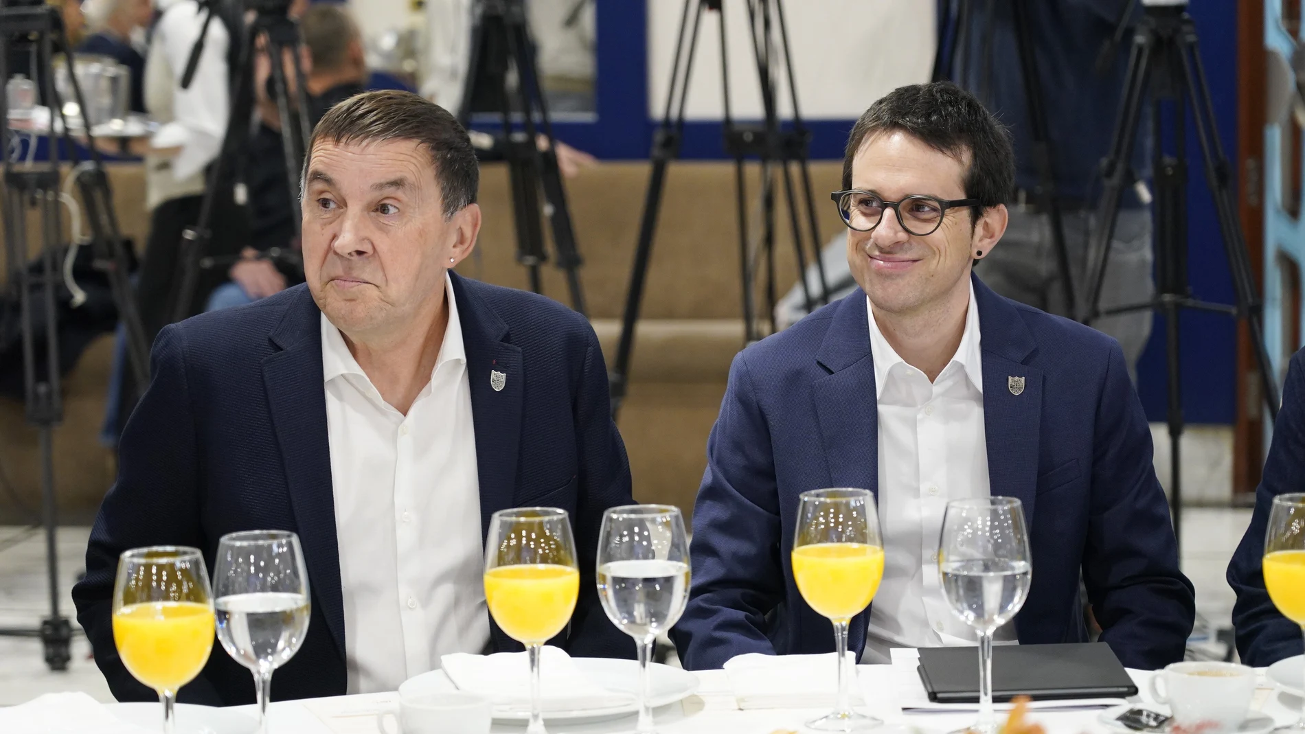 El coordinador general de EH Bildu, Arnaldo Otegi, y el candidato de EH Bildu a Lehendakari, Pello Otxandiano, durante el desayuno organizado por Fórum Europa, en el Hotel Ercilla de Bilbao, a 30 de enero de 2024, en Bilbao, Vizcaya.