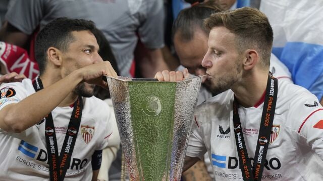 Rakitic, junto a Navas, besa la Liga Europa 2023