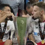 Rakitic, junto a Navas, besa la Liga Europa 2023