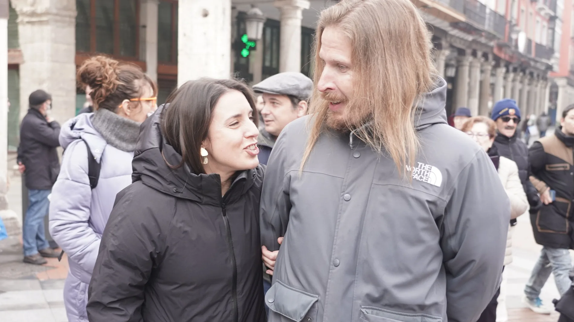 Pablo Fernández e Irene Montero, durante el acto de Podemos en la Plaza de Fuente Dorada de Valladolid, donde acampó el movimiento del 15-M