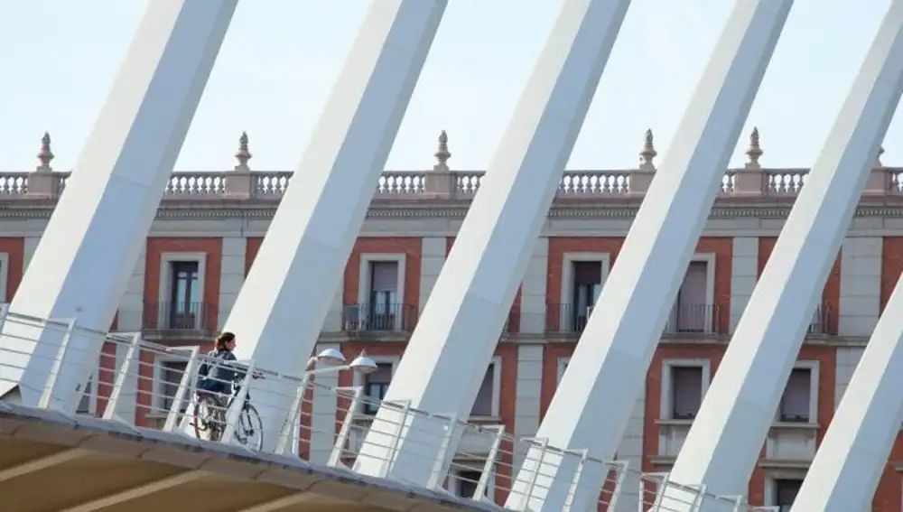 El actual Puente de la Exposición, también conocido como Puente de la &quot;Peineta&quot;