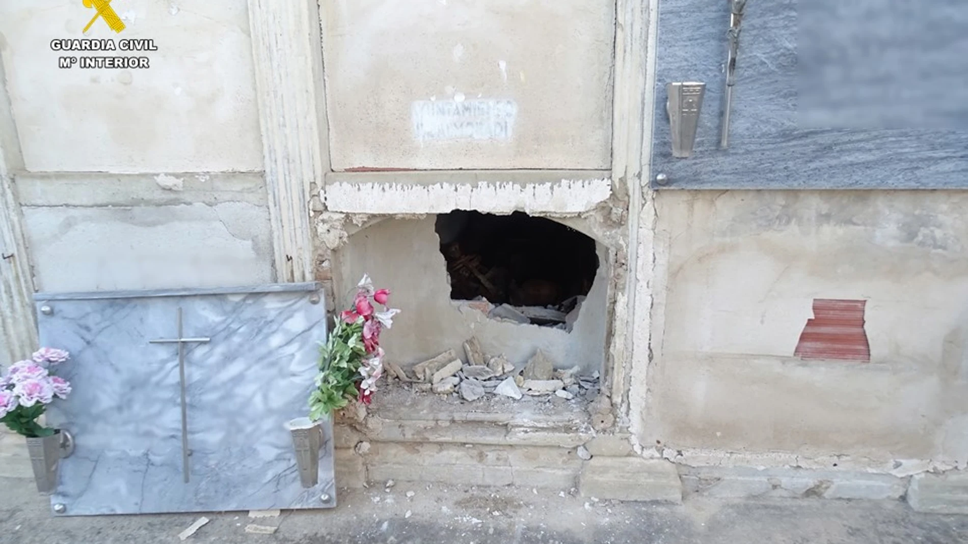 Detenido por profanar tumbas para robar en el cementerio de Almoradí