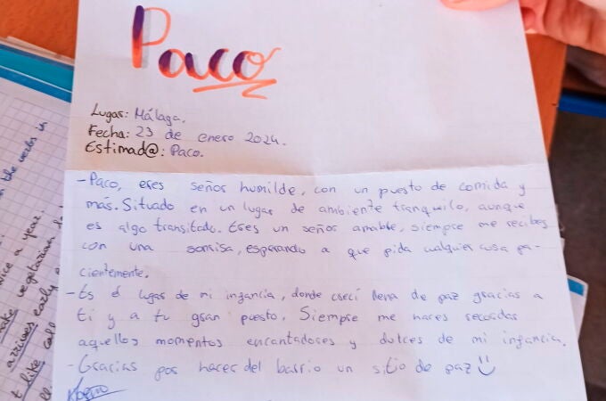 Escolares sorprenden a "veteranos" de un barrio de Málaga con cartas de agradecimiento