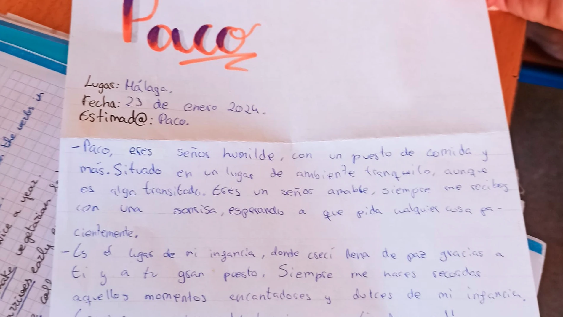 GRAFAND8394. MÁLAGA, 30/01/2024.-Paco, el veterano quiosquero de un barrio de Málaga, se emocionó al recibir la carta de un alumno del instituto cercano en la que le agradecía su aportación a la vecindad y su fomento a la cultura de paz, una sorpresa que también se han llevado el frutero y la enfermera escolar, entre otros protagonistas del día a día del barrio. EFE/IES Portada Alta//SOLO USO EDITORIAL/SOLO DISPONIBLE PARA ILUSTRAR LA NOTICIA QUE ACOMPAÑA (CRÉDITO OBLIGATORIO)//