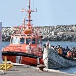 Salvamento Marítimo ha acompañado hasta el puerto de La Restinga, en El Hierro, a un cayuco con 162 personas de origen subsahariano a bordo, 18 de ellos menores y tres mujeres. 