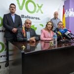 La presidenta de Vox Baleares, Patricia de las Heras, junto al vicepresidente de la formación, Fulgencio Coll, el presidente del Parlament, Gabriel Le Senne, y otros cargos del partido, en rueda de prensa.