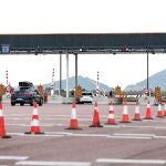 Varios vehículos ser acercan al área de peaje de la autopìsta AP-7 en Sagunto (Valencia).