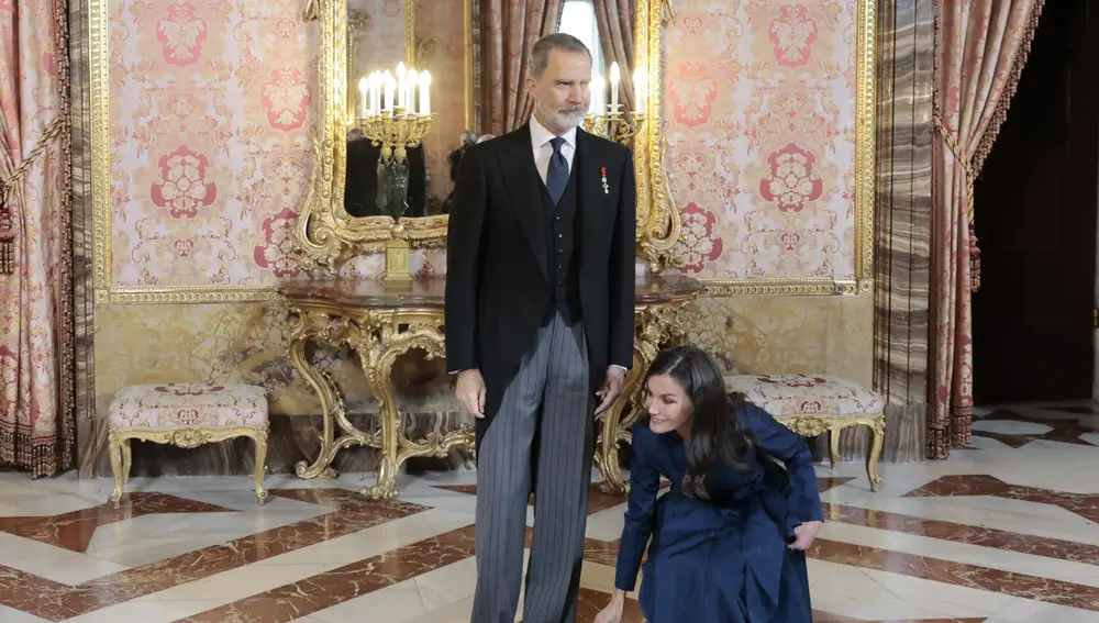  A la Reina Letizia se le cae la pulsera en pleno besamanos