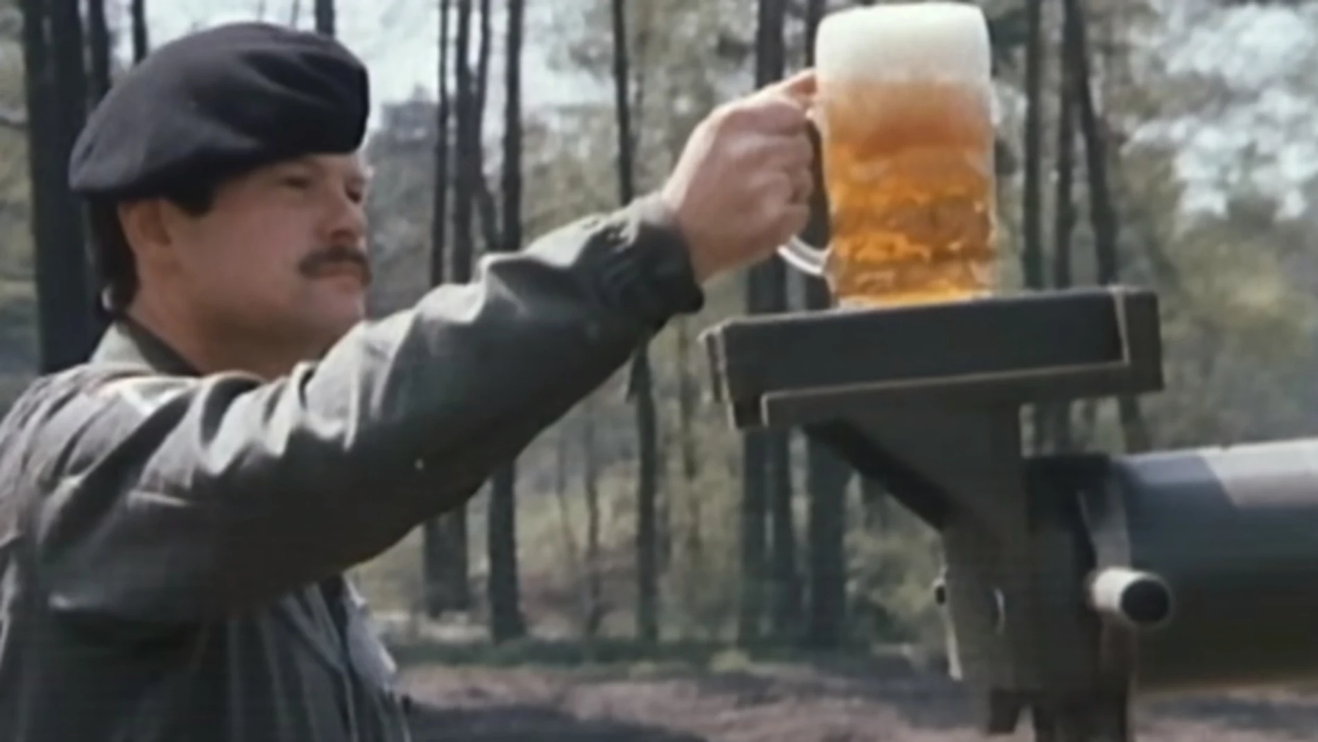 El vídeo con el que Alemania demostró la estabilidad avanzada del tanque Leopard 2 usando cerveza.