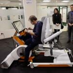  El alcalde de Salamanca, Carlos García Carbayo, presenta el nuevo dispositivo robótico para el tratamiento de pacientes de la asociación Aspace