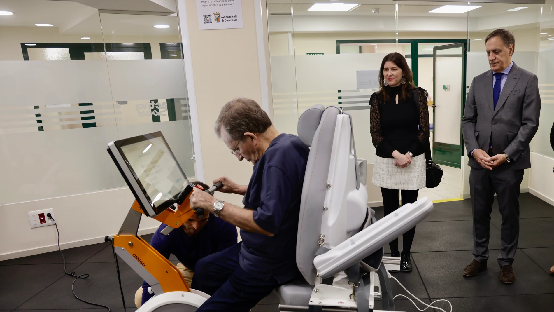 El alcalde de Salamanca, Carlos García Carbayo, presenta el nuevo dispositivo robótico para el tratamiento de pacientes de la asociación Aspace