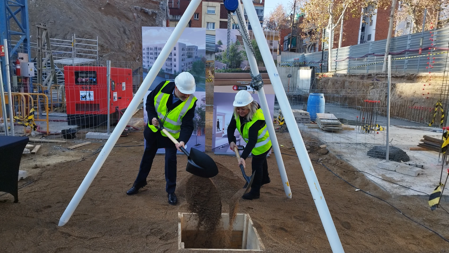 El alcalde de Barcelona, Jaume Collboni, y la presidenta de la Asociación de Vecinos de Trinitat Vella, Manoli Rodríguez, en el acto de colocación de la primera piedra de la promoción de viviendas en el ámbito de la cárcel de Trinitat Vella. EUROPA PRESS 31/01/2024