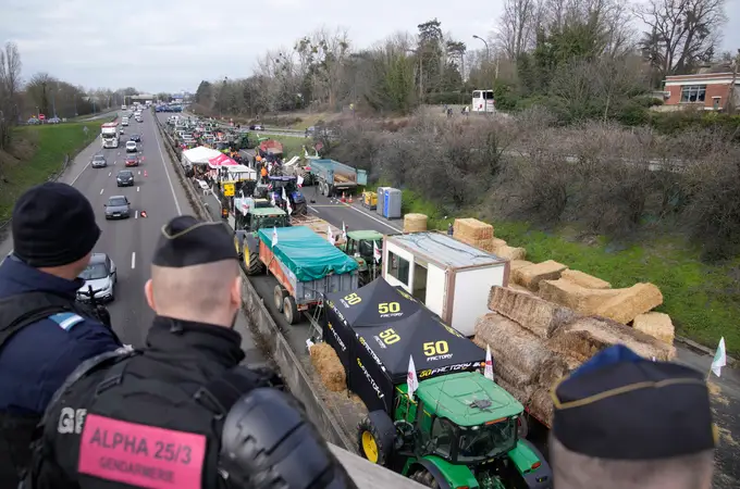 Los agricultores elevan la presión sobre Macron con más de cien bloqueos en toda Francia