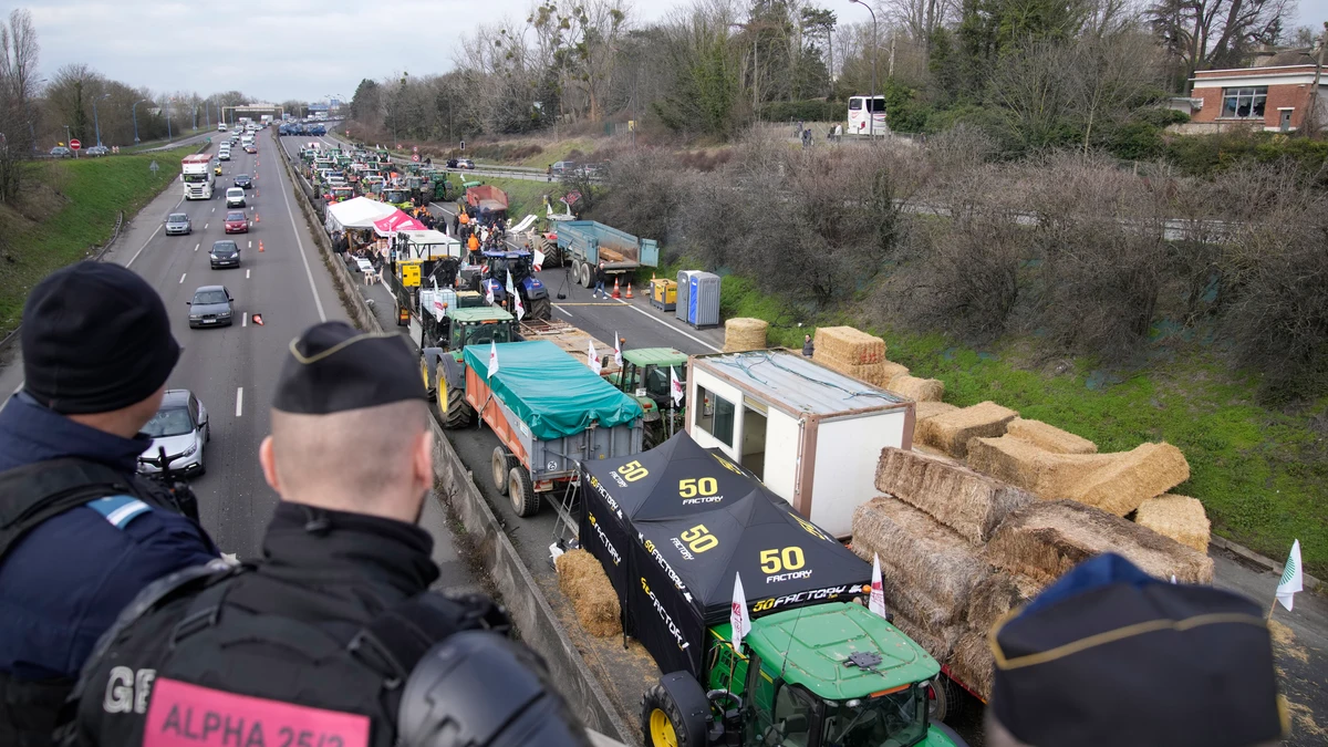 Los agricultores elevan la presión sobre Macron con más de cien bloqueos en toda Francia