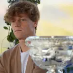 Jannik Sinner, con el trofeo de campeón del Open de Australia