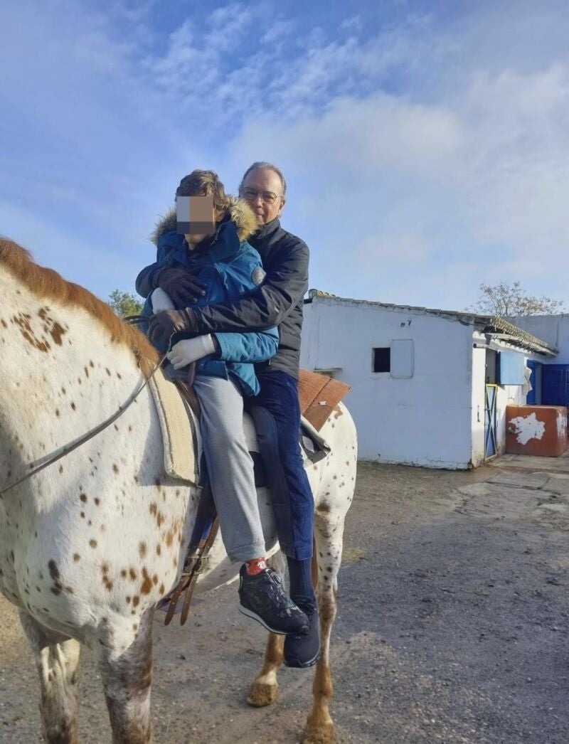 Bertín Osborne pasea a caballo con su hijo Kike
