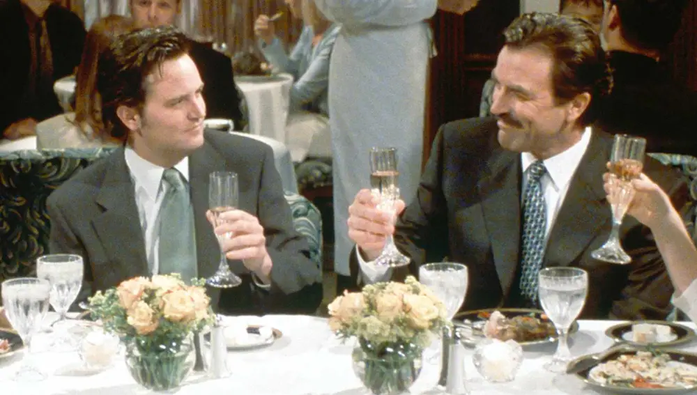 Tom Selleck y Matthew Perry en 'Friends'