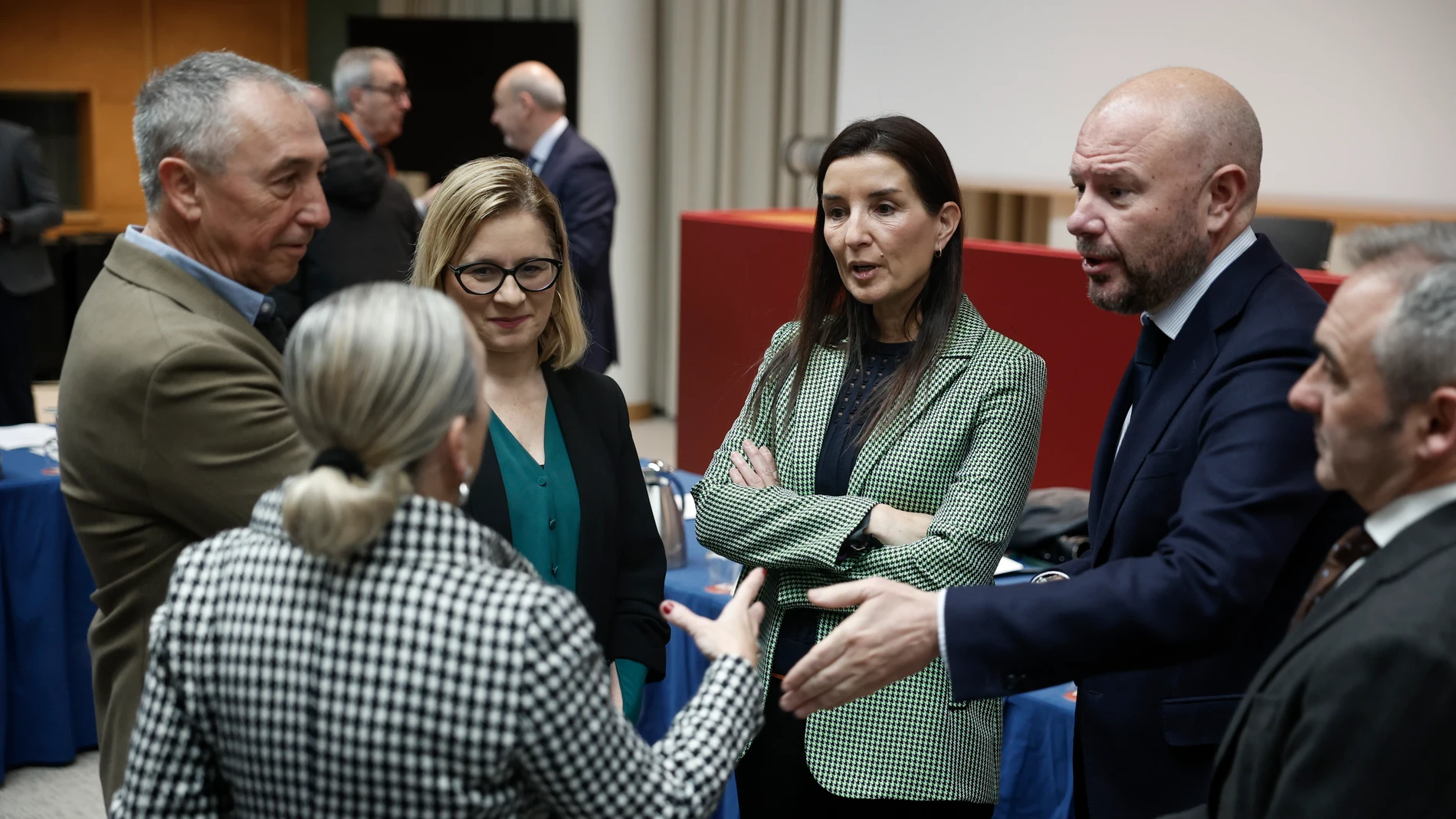 La comisión mixta Consell-Corts sobre la reforma de la financiación autonómica se reúne por primera vez esta legislatura, para tratar el informe de la comisión de expertos sobre el Fondo de nivelación transitorio y los objetivos ante el próximo Consejo de Política Fiscal y Financiera. En la imagen la consellera de Hacienda, Ruth Merino (centro), conversa con los miembros de la comisión al comienzo de la reunión