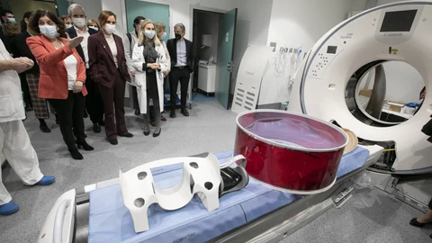 La ministra de Sanidad, Mónica García (c), durante una visita al Hospital Universitario Central de Asturias (HUCA), a 31 de enero de 2024, en Oviedo, Asturias (España). Durante la visita, se han mostrado algunos de los nuevos dispositivos de radiodiagnóstico. Así, ha concluido la estancia de la titular de Sanidad en Asturias, el mismo día en el que vence el plazo de uso obligatorio de la mascarilla, tras el descenso de las infecciones respiratorias. 31 ENERO 2024;OVIEDO;ASTURIAS;MÓNICA GARCÍA;HOSPITAL UNIVERSITARIO CENTRAL DE ASTURIAS Jorge Peteiro / Europa Press 31/01/2024