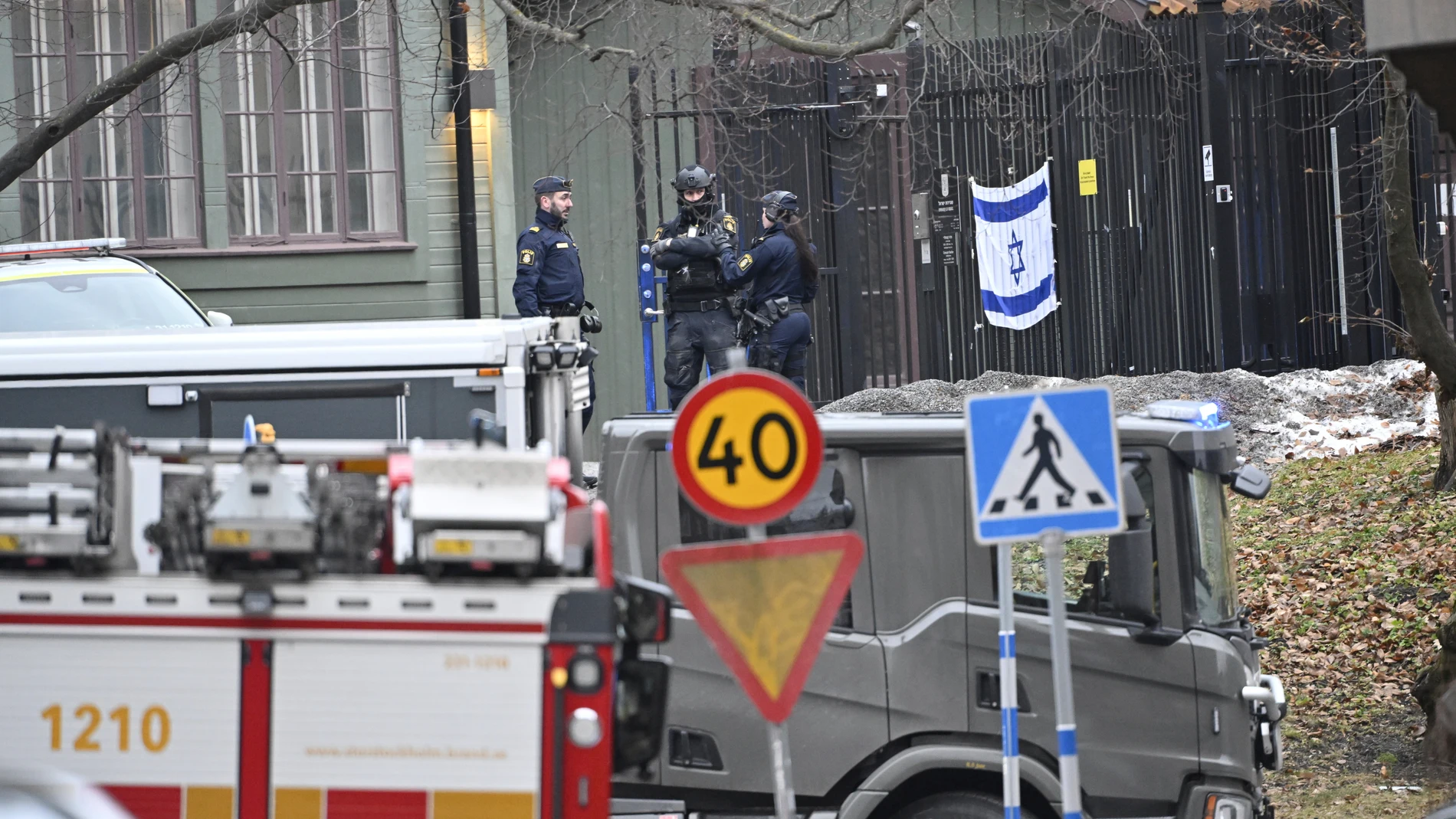 Agentes de policías israelíes frente a la Embajada israelí en Estocolmo