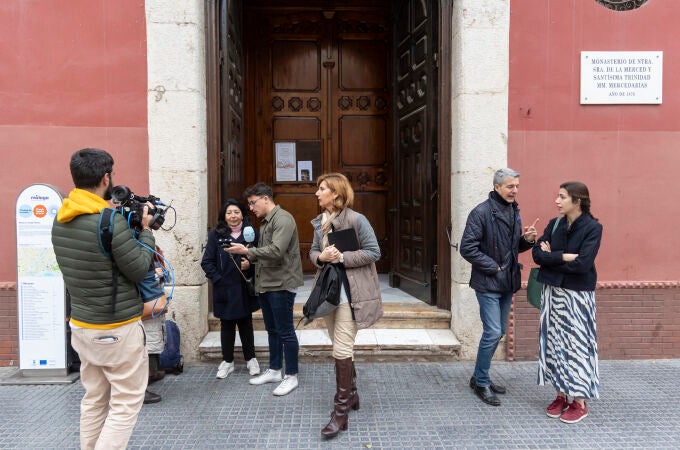 Medios de comunicación a las puertas del convento de las Madres Mercedarias de Málaga 