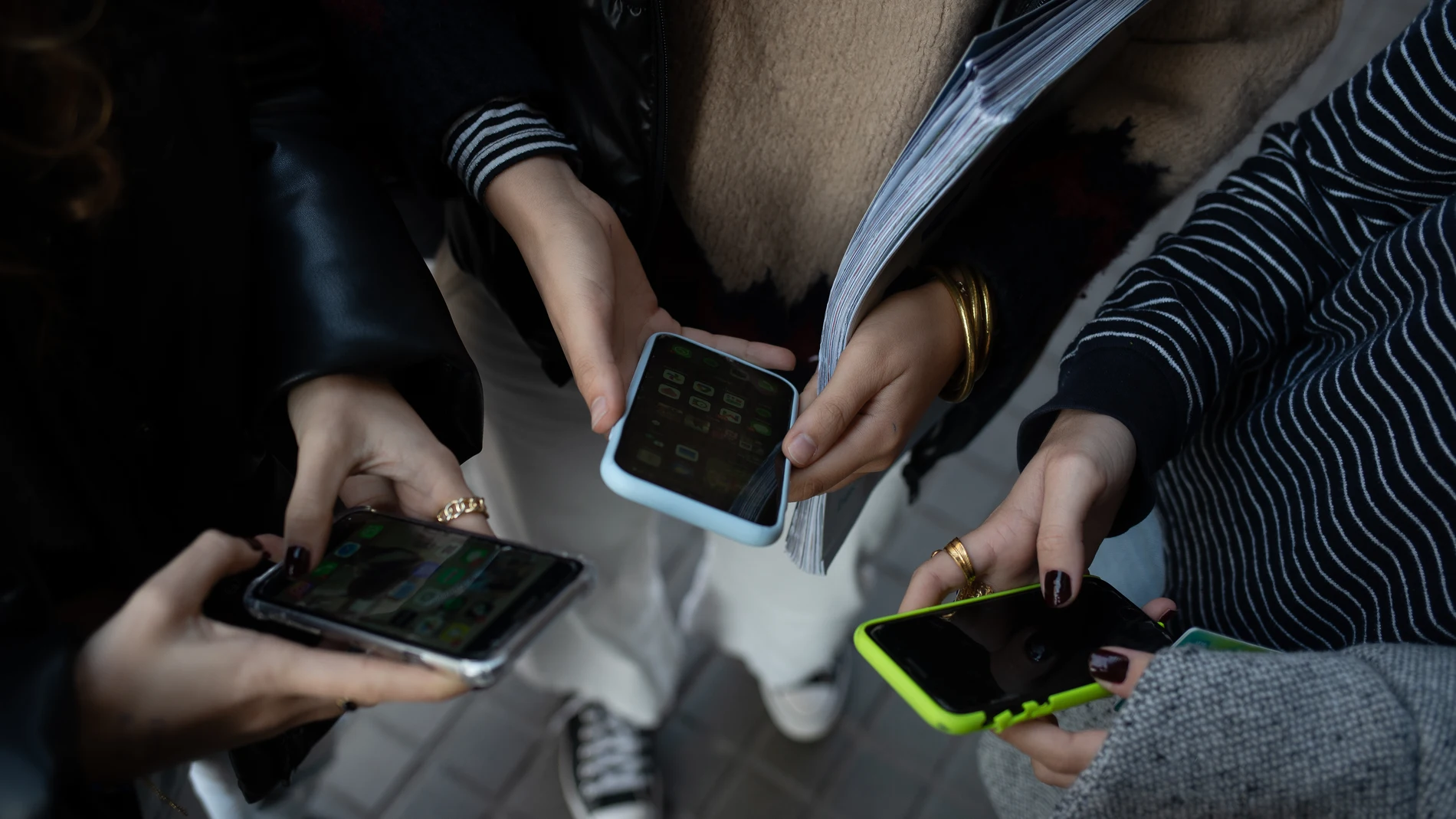 Varias personas usan el teléfono móvil, a 1 de febrero de 2024, en Barcelona, Catalunya (España). El pasado 30 de enero el Govern aprobó las instrucciones que regulan el uso de los dispositivos móviles en las aulas de colegios e institutos, que se comenzarán a aplicar de cara al próximo curso 2024-2025. En Educación Infantil, Primaria y Secundaria (ESO), el uso de los teléfonos móviles estará totalmente prohibido, mientras que en Bachillerato y Formación Profesional (FP), los alumnos podrán u...