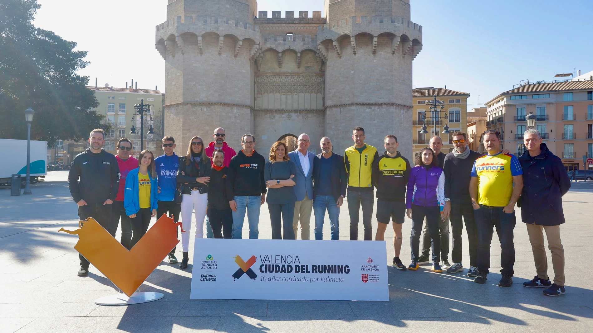 La alcaldesa de Valencia junto a Juan Miguel Gómez y Juan Botella, y otros representantes de Valencia Ciudad del Running