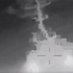 Momento en que drones ucranianos destruyen la corbeta rusa Ivanovets en Sebastopol