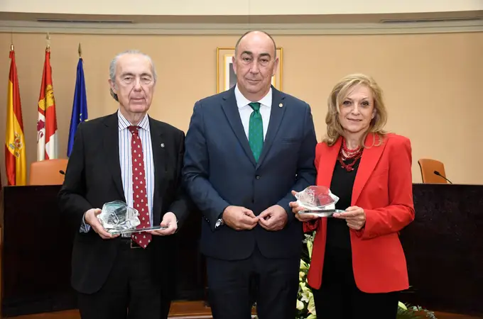 Luis Alberto de Cuenca recoge el Premio Jaime Gil de Biedma de Poesía de la Diputación reconociendo “una querencia antigua” de ganarlo