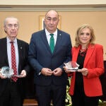 El presidente de la Diputación de Segovia, Miguel Ángel de Vicente, junto a Luis Alberto de Cuenca y Amalia Martínez Muñoz